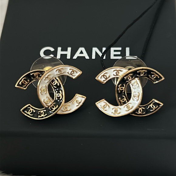 Chanel CC Stud Earrings - Picture 4 of 14